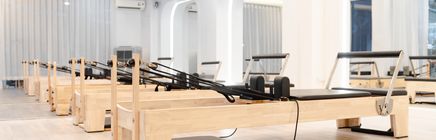 Studio de Pilates aux Reformers en bois.